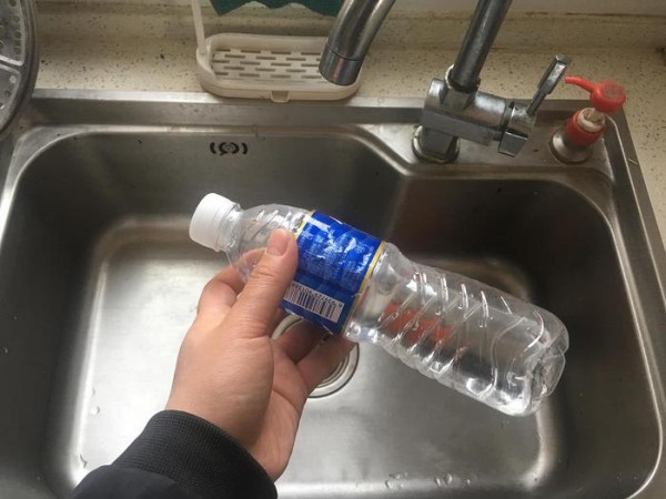 洗菜池堵了怎么办？只要一个塑料瓶，1分钟快速疏通，不花一分钱