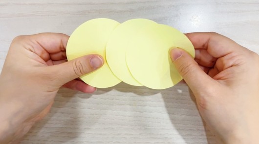 步骤2：用圆规画一个圆并剪下，得出4个圆形 按同样的方法剪出各种不同颜色的圆形。