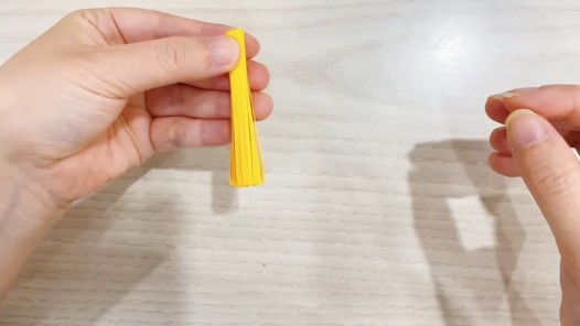 步骤8：卷起来并用双面胶贴好。