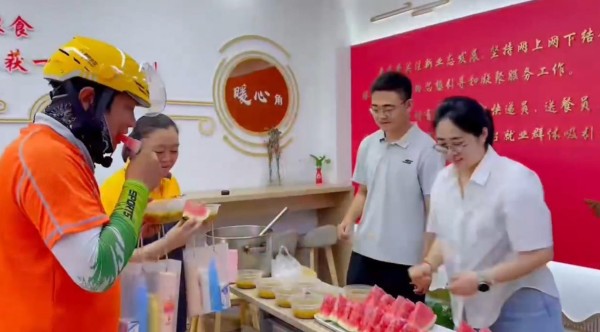 情系劳动者 夏日送清凉