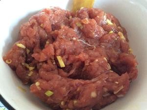 不操心的山野菜牛肉馄饨——中老年人营养餐单的做法 步骤1