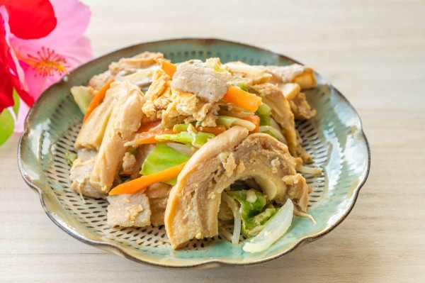 用车麸烹制的冲绳特色菜“麸杂炒”（图片：PIXTA）