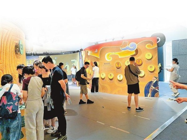 观众在香港历史博物馆参观“天地之中——河南夏商周三代文明展”。 石晓霆 摄