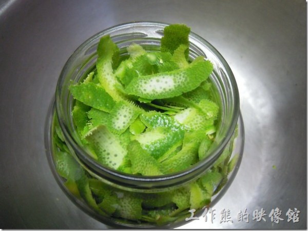 蘆薈清潔劑。步驟1、檸檬10斤只取檸檬皮，用材料4的藥用酒精將檸檬皮浸泡在玻璃瓶內48小時左右，萃取出檸檬皮內的成份，然後將檸檬皮撈起，剩下的酒精就是我們要用來製作清潔劑的主要液體了。