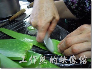 蘆薈清潔劑。刮取蘆薈肉。