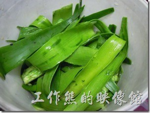 蘆薈清潔劑。剩下的蘆薈皮已經沒有用處，可以丟棄。