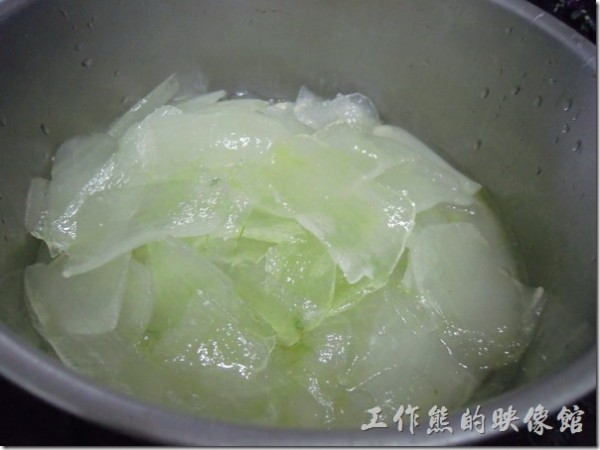 蘆薈清潔劑。剛刮好的蘆薈肉晶瑩剔透，自己下去括就知道。最好可以用果汁機打碎，沒有果汁機，也可以盡量把它打碎就可以了，原則上浸泡後它會自己化開。 