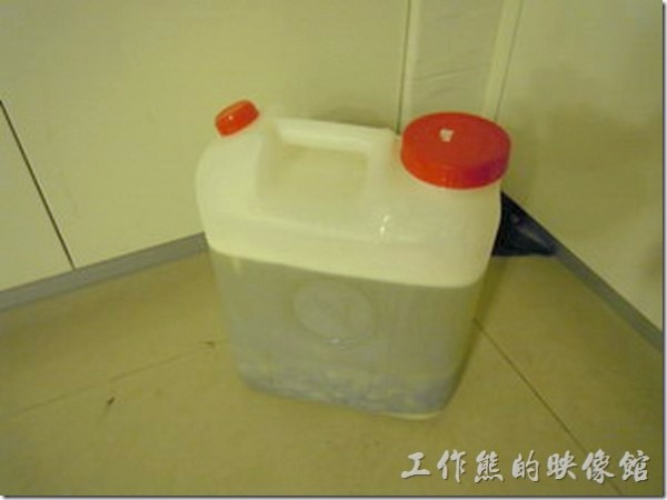蘆薈清潔劑。步驟5、將全部的材料倒入20公升的空水桶，將水倒入裝至八分滿，每天用長棒攪拌一下。