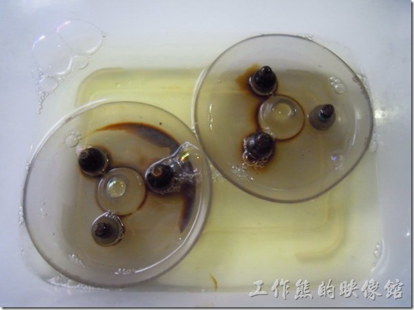 蘆薈清潔劑。步驟7、用檸檬蘆薈清潔劑浸泡有油垢的抽油煙機的蓋子，二個小時後油垢溶解，用清水洗淨後清潔溜溜。
