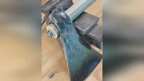 废旧斧头逆袭记！台虎钳 角磨机，打磨淬火变身硬核工具