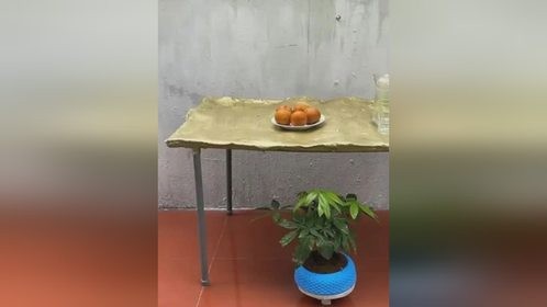 低成本神改造：水管灌水泥铺铁网，旧床单竟成个性桌子！