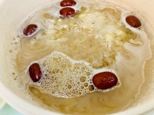 秋天的第一碗甜品——黑珍珠莲子银耳甜酒羹的做法 步骤1