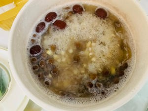 秋天的第一碗甜品——黑珍珠莲子银耳甜酒羹的做法 步骤3