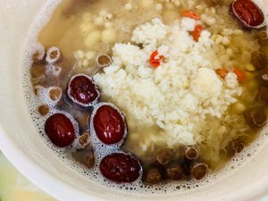 秋天的第一碗甜品——黑珍珠莲子银耳甜酒羹的做法 步骤4