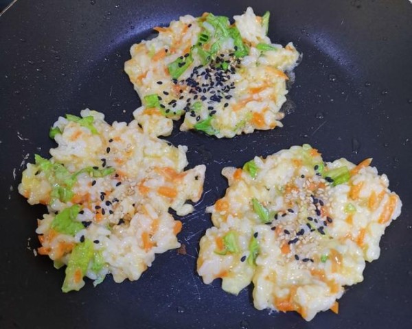 快手早餐—营养丰富的香煎米饼,解决剩米饭的做法