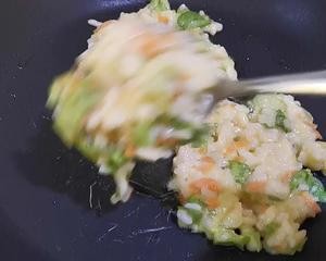 快手早餐—营养丰富的香煎米饼,解决剩米饭的做法 步骤3