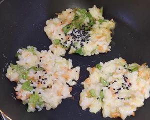 快手早餐—营养丰富的香煎米饼,解决剩米饭的做法 步骤4