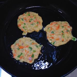 【收藏】大人小孩都爱吃,快手早餐,蔬菜鸡蛋饼的做法 步骤6