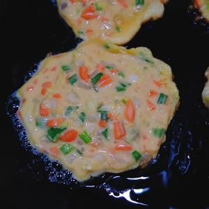 【收藏】大人小孩都爱吃,快手早餐,蔬菜鸡蛋饼的做法 步骤7
