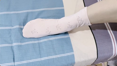 袜子不用买啦，不穿了的秋衣就能改，真是恰到好处啊