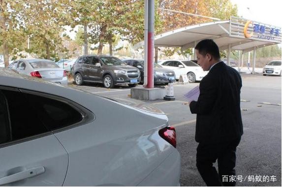 新手司机上路别紧张，记住这几个小技巧，有利于我们安全驾驶！-有驾