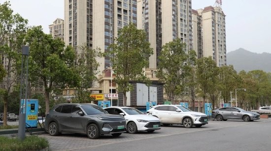 运动公园停车场内充电汽车整齐停放充