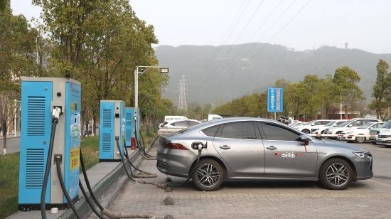 新能源车正在充电中