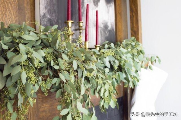 插花艺术：DIY手工制作一种自然的、朴实的假日花环装饰