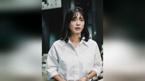 漂亮女生为躲避怪物，把两个闺蜜关在外面，独留她们面对上万怪物