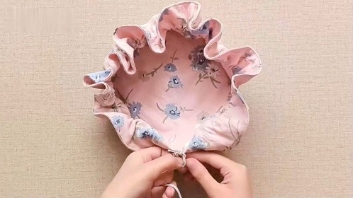 旧裙子上剪个圆，穿根松紧改造一下，成品洋气好看，秋天戴正合适