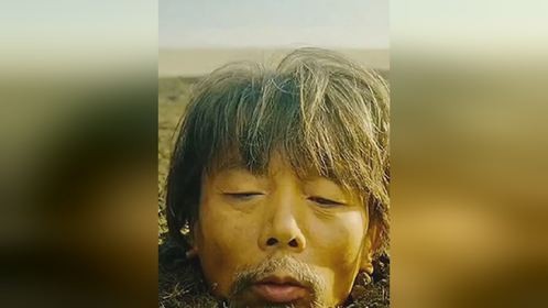 三个男人被埋在土里不能动弹，这时一只老虎突然走了过来！