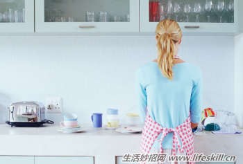春节过后 家庭主妇巧用妙招清洁厨房