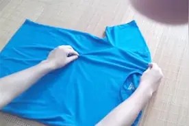 快速叠衣服的方法,只需3秒就能叠好,不学习真的太可惜了视频封面