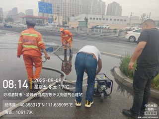  强化环卫保障 净化城市“容颜” <br>——新城区环境卫生服务中心开展雨后 精细化保洁作业相关图片