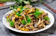 平菇青椒炒鸡蛋 好吃又营养的超快手家常菜