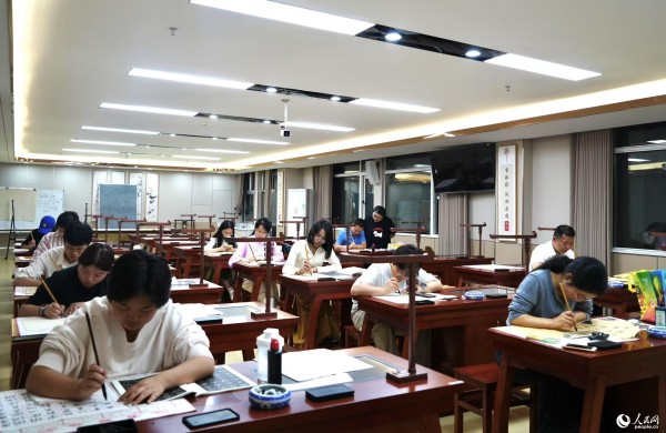 书法小课堂。人民网 刘汕摄