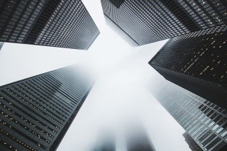 雾中建筑物的低角度摄影