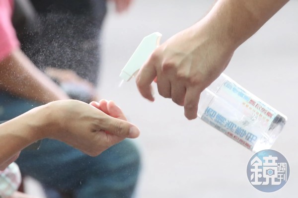 醫生黃軒指出消毒雙手遠比用酒精消毒桌面更重要。(本刊資料照)
