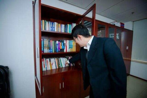 读书是一种理想:走进北大教授秦雪征的书房