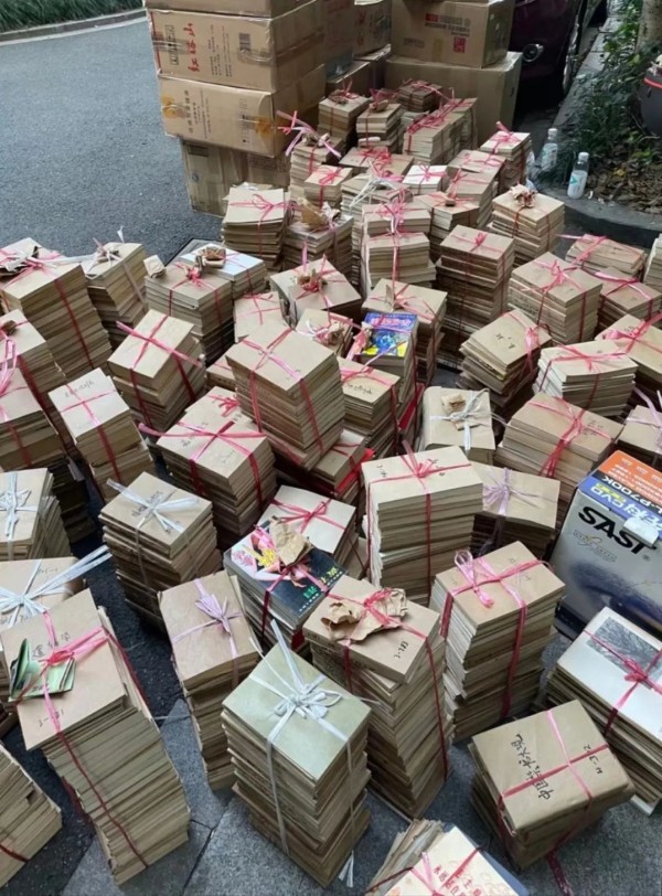 ▲2023年，橄榄收到老教授的4000册藏书。受访者供图