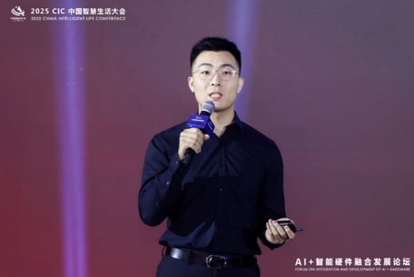 图:VITURE全球商务总经理 李天一