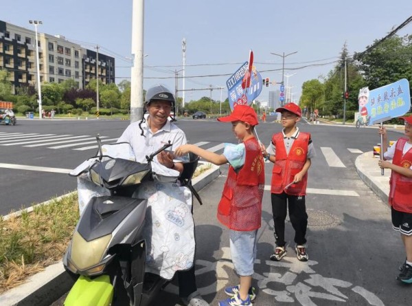 “安全出行・礼让文明”主题劝导活动。