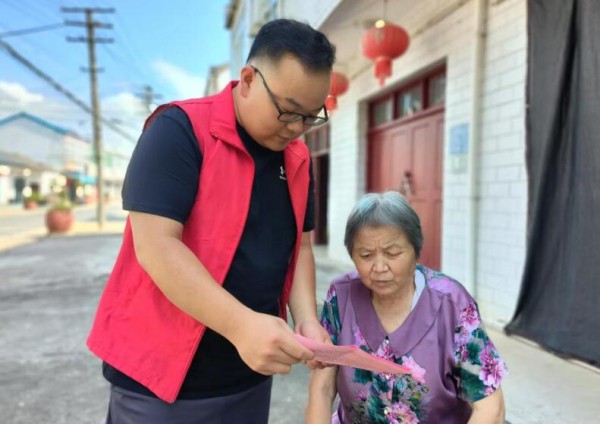 发放宣传手册。