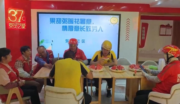 连云区总工会将“清凉”精准送到工会驿站
