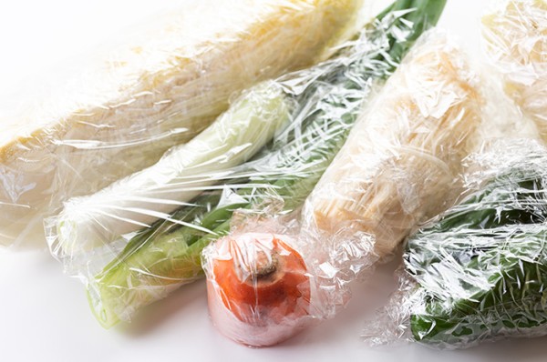 ラップで包まれた野菜