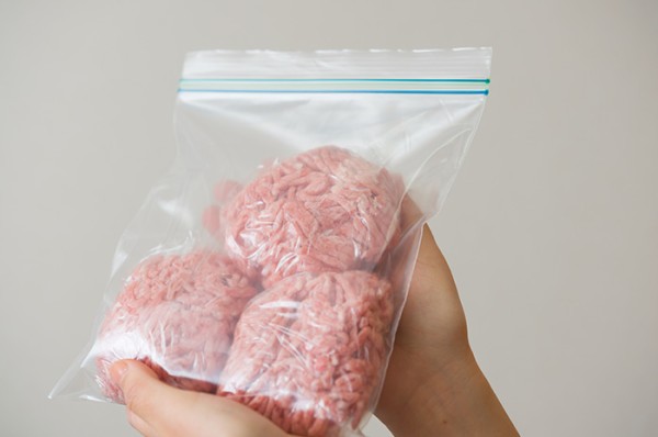 小分けしてひき肉を保存