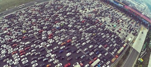 应对高速堵车：实用工具与出行策略全解析-有驾