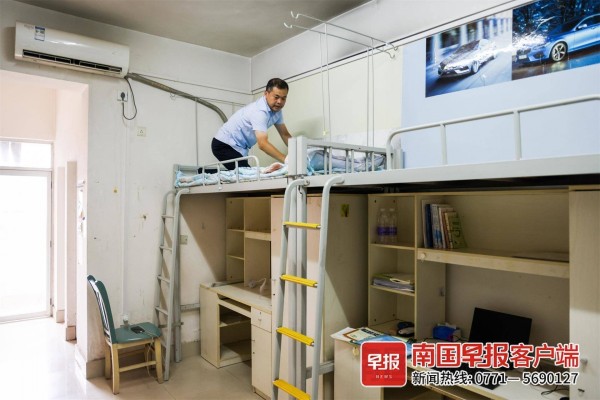 兰雄文在宿舍整理床铺.