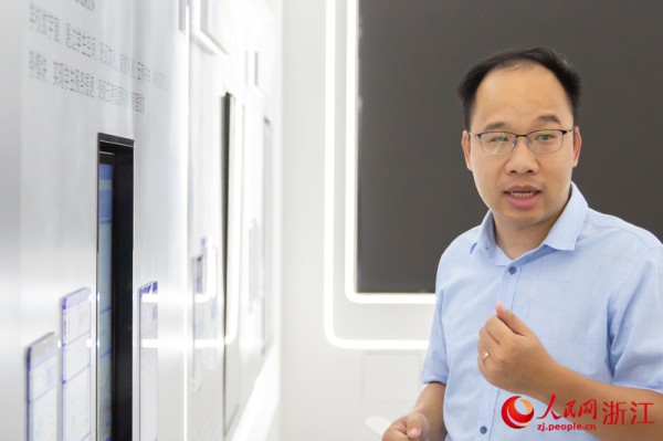 倪培刚在“数智海实”展厅介绍学校数字化产品。人民网记者 艾宇韬摄