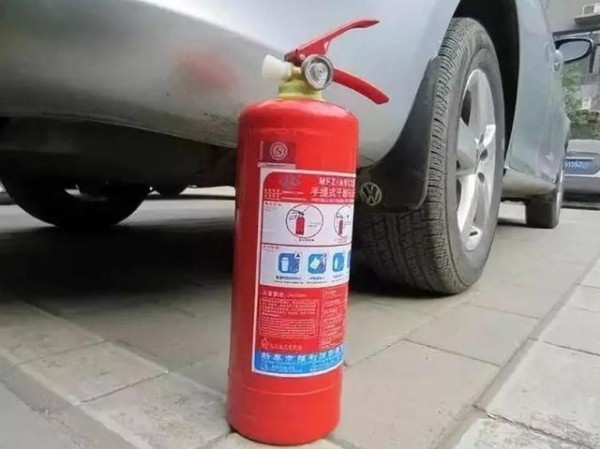车内放什么防身工具不违法？交警：这几种随便带，不怕查-有驾